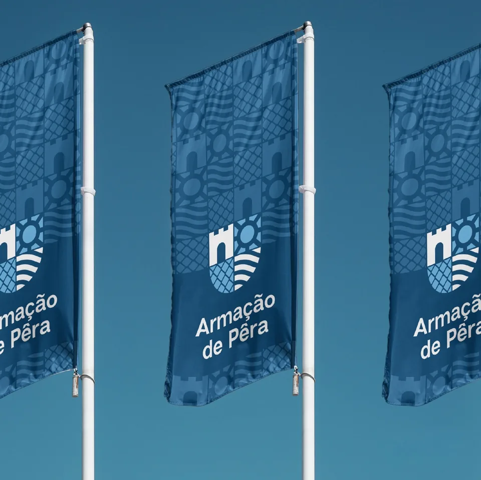 Bandeiras com a nova marca de Armação de Pêra.