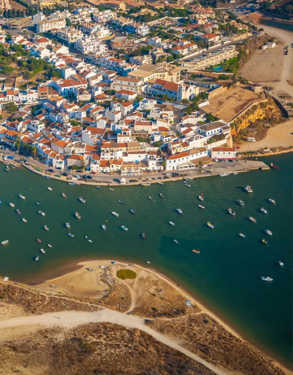 Vista aérea de Ferragudo, com o rio Arade e os barcos ancorados.