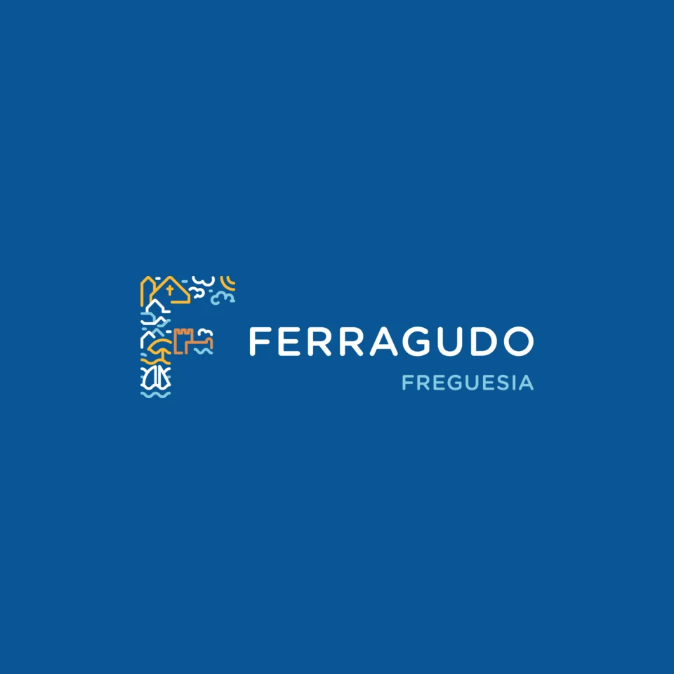 Logótipo de Ferragudo, branco sobre o azul da marca.