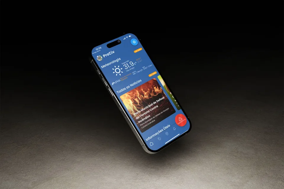 App da Proteção Civil de Albufeira num iPhone, com a meteorologia, as notícias e o botão de emergência.