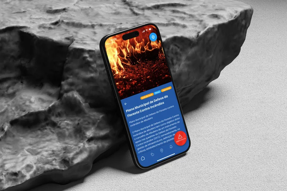 Ecrã da app com a notícia do Plano Municipal de Defesa da Floresta Contra Incêndios.