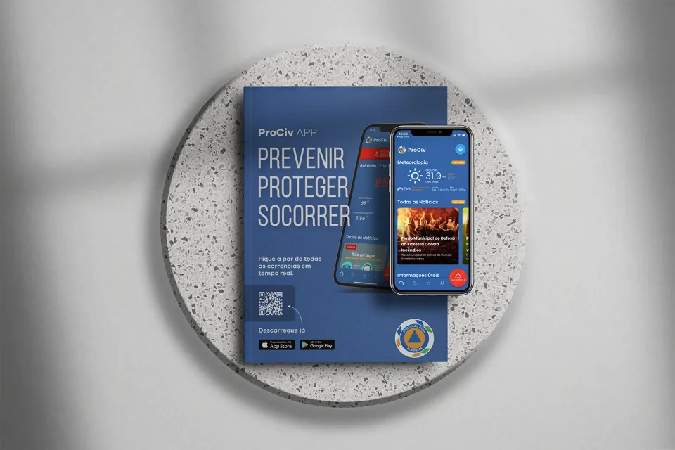 Cartaz Prevenir, Proteger, Socorrer com a app num iPhone e o código QR para a descarregar.